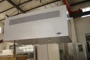 潔凈層流罩有風(fēng)機內(nèi)裝和風(fēng)機外接兩種，安裝方式有懸掛式和落地支架式兩種